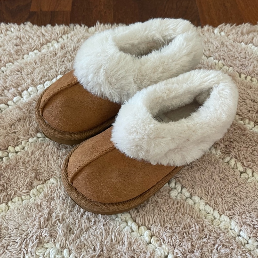 Kids Cozy Faux-Fur Lined Slippers - Tan and Cream